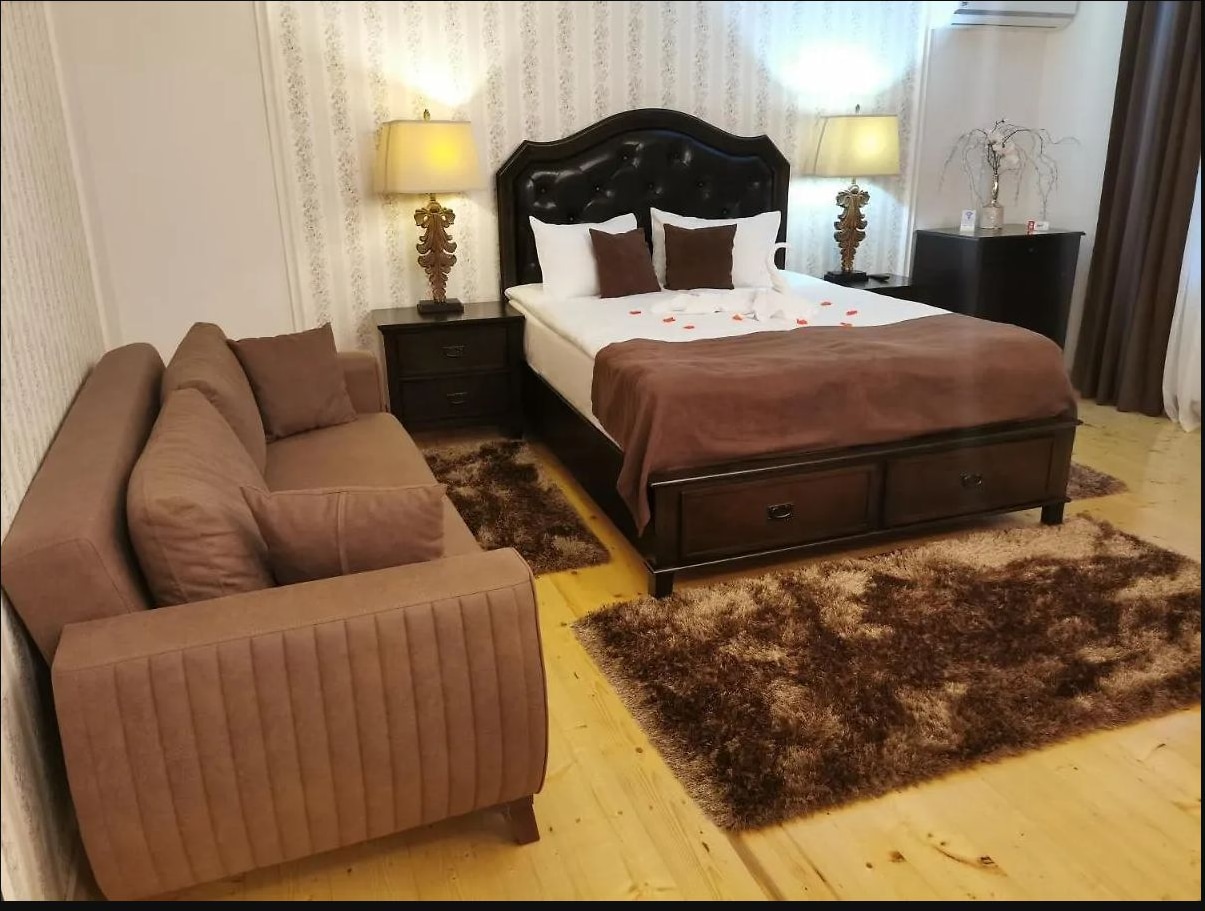 Cameră triplă Deluxe cu canapea, pat din lemn sculptat și covor moale
