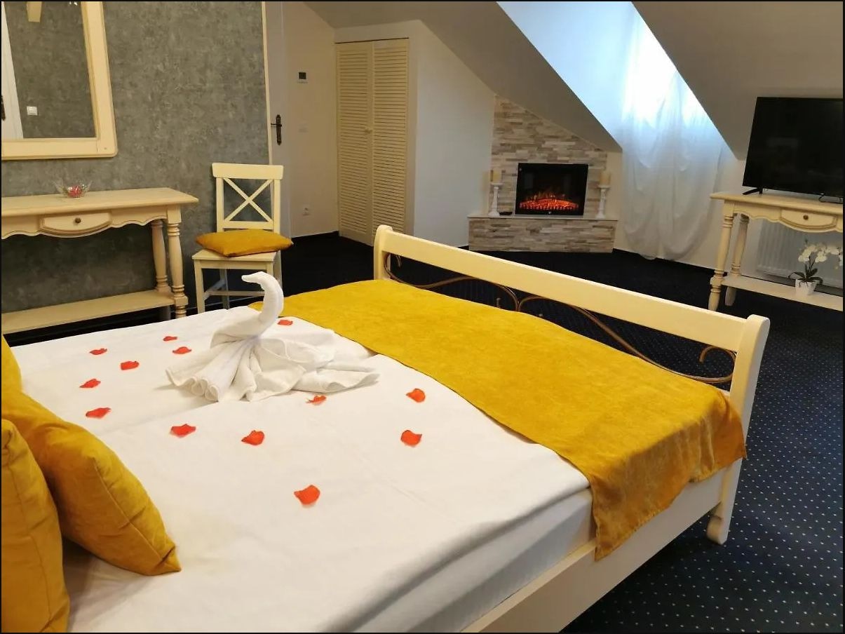 Cameră dublă superioară în mansardă, cu șemineu decorativ