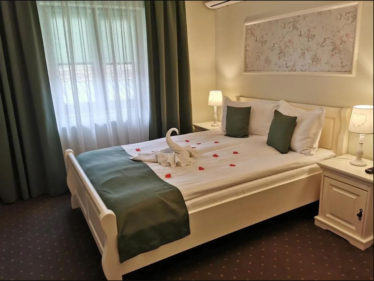 Cameră triplă cu două paturi și textile verzi